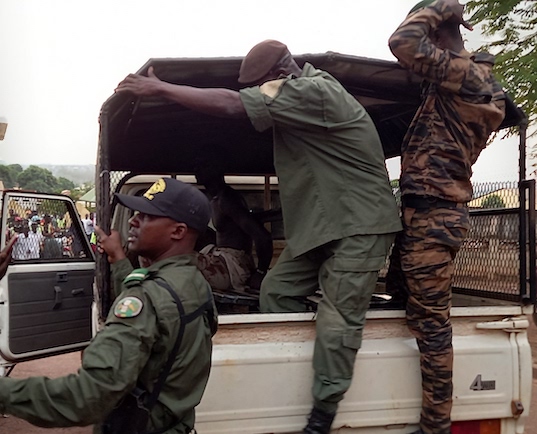 Sambou Oularé lors de son interpellation par des gendarmes