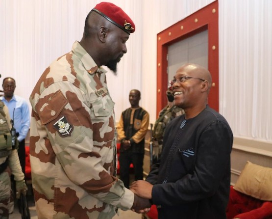 Colonel Mamadi Doumbouya, président de la transition guinéenne  et Ousmane Gaoual Diallo ministre de l'Urbanisme