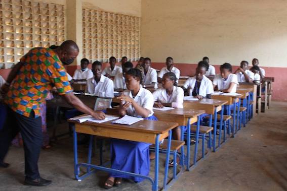 Des candidats au Bac dans leur salle d'examen