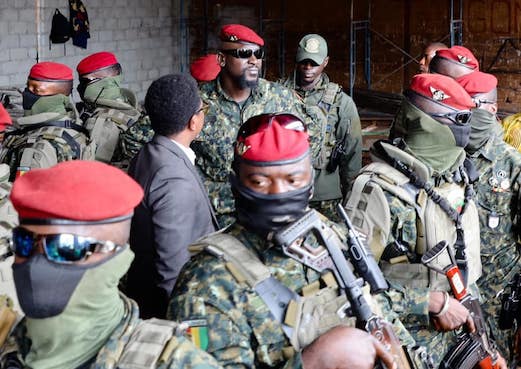 Colonel Mamadi Doumbouya, président de la transition guinéenne entouré de sa garde rapprochée