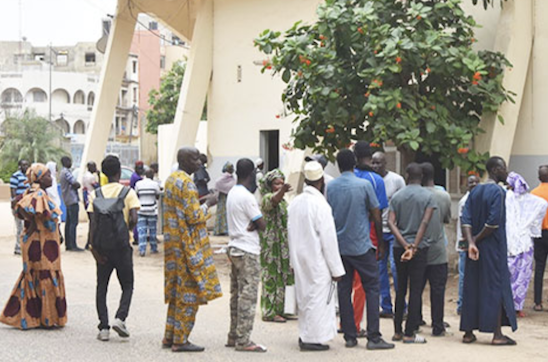 Des électeurs alignés devant leurs bureaux de vote à Dakar, Photo APS