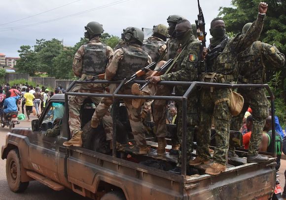 Des militaires en parade à Conakry au lendemain du coup d'Etat du 05 septembre