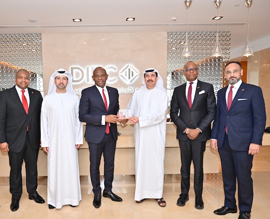 De gauche à droite : directeur exécutif, Trésorerie et opérations bancaires internationales, United Bank for Africa (UBA), M. Ndubisi Chiugo ; le directeur général de l'Autorité du centre financier international de Dubaï (DIFC), le prince Arif Amiri ; Président du Groupe, United Bank for Africa (UBA), M. Tony O. Elumelu ; Gouverneur, Dubai International Financial Centre (DIFC), Son Excellence Essa Kazim ; Directeur général/PDG du groupe, United Bank for Africa (UBA), M. Kennedy Uzoka ; et directeur général,