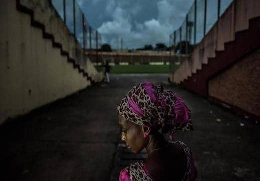 Une victime du massacre du 28 septembre à l'entrée du stade