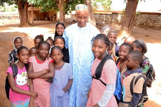 Cellou Dalein Diallo, leader de l'UFDG au milieu d'un groupe d'élèves