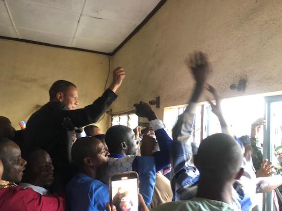 Abdoulaye Sow, Secrétaire général de la FESABAG porté par ses camarades après le verdict