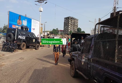 La police anti-émeute déployée sur l'autoroute