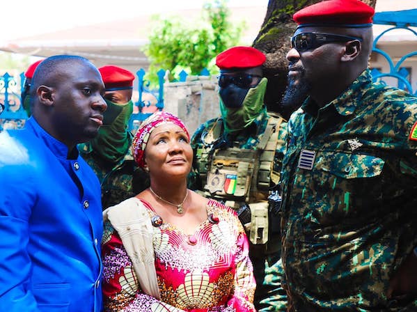 Mory Condé, ministre de l'Administration du territoire et de la décentralisation (G), la Gouverneure de la ville de Conakry, Mme M'Mah Hawa Sylla (M) et le colonel Mamadi Doumbouya, Président de la Transition (D)