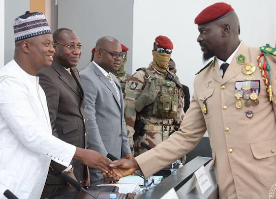 Charles Alphonse Wright et le Président de la transition, colonel Mamadi Doumbouya