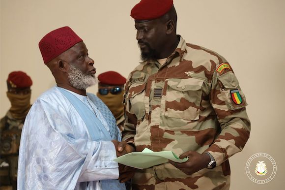 Le Grand Imam de Conakry, Elhadj Mamadou Saliou Camara et le Colonel Mamadi Doumbouya, président de la transition guinéenne