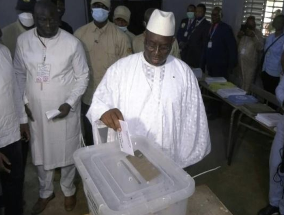 Macky Sall président du Sénégal, accomplissant son devoir de vote, AFP