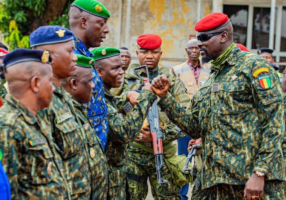 Colonel Mamadi Doumbouya, président de la transition guinéenne lors du cérémonial de départ pour Bamako. Là, il est avec les colonels Sadiba Koulibaly, chef d'Etat-major Général des Armées, Balla Samoura, haut commandant de la Gendarmerie, crédit Présidence guinéenne,