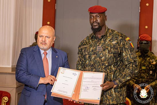 Le Colonel Mamadi DOUMBOUYA et le procureur de la Cour Pénale Internationale, Karim KHAN