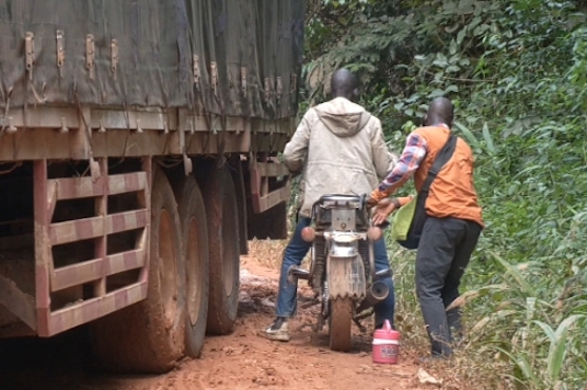 Un camion remorque bloqué sur la route Diécké N'Zérékoré