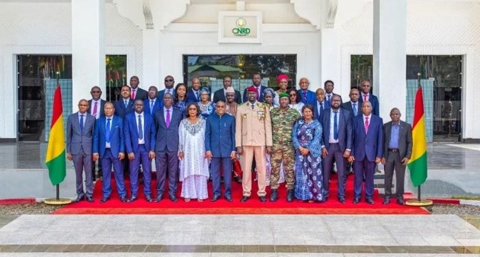 Colonel Mamadi Doumbouya, président de la transition guinéenne entouré de son Premier Gouvernement