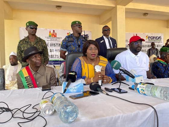 Au milieu, Aicha Nanette Conté, ministre de la promotion féminine, de l'enfance et des personnes vulnérables, Lansana Diawara, Directeur Général du Fonds de l'Indigence