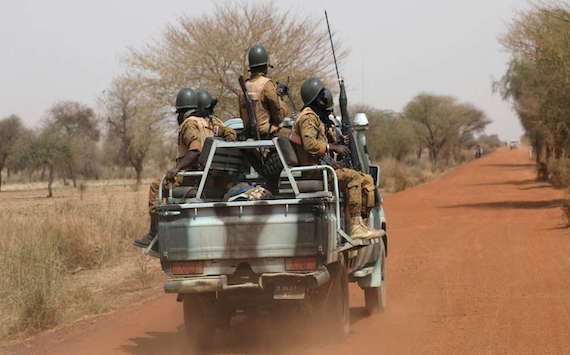 Des militaires de l'armée burkinabé en patrouille