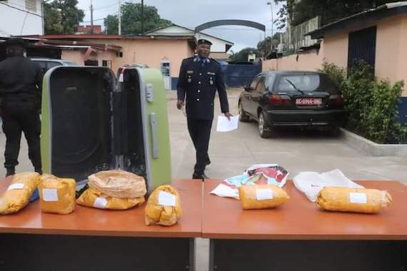 De la cocaine étalée sur une table par la police