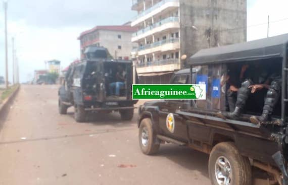 La police anti-émeute déployée sur l'autoroute le Prince le 20 octobre 2022, Conakry