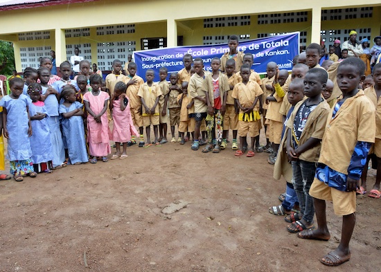 Le jeudi 06 octobre 2022, Bolloré Transport & Logistics en Guinée a procédé à l’inauguration d’une école primaire dans le district de Totala, sous-préfecture de Tokounou, Préfecture de Kankan. L’édifice est composé de deux salles de classe équipées de tables-bancs, d’un bureau du Directeur, d’une salle d’attente, d’un magasin et d’un bloc de latrine de trois cabines.