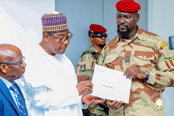 Colonel Mamadi Doumbouya, président de la transition guinéenne et le médiateur de la Cedeao