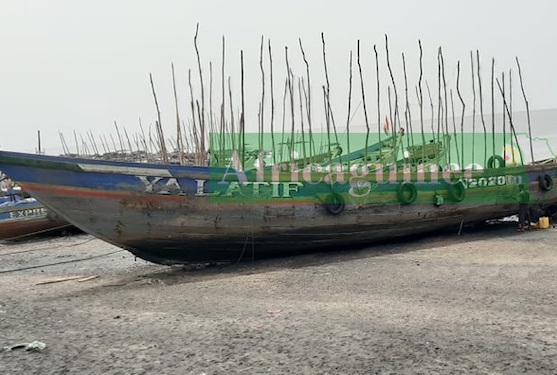 Une pirogue stationnée au large de Conakry, image d'archive