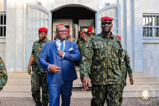 Le Premier ministre Bernard Goumou et le Président de la Transition, colonel Mamadi DOUMBOUYA