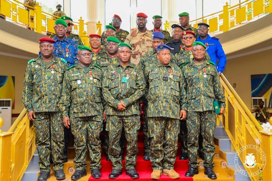 Colonel Mamadi Doumbouya, président de la transition guinéenne au milieu de membres du CNRD