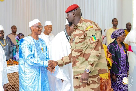 Le doyen Diallo Souleymane et le colonel Mamadi Doumbouya