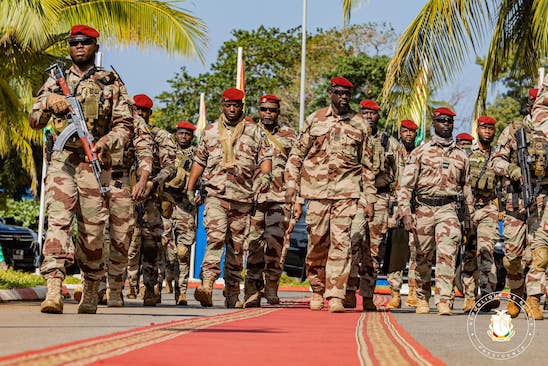 Colonel Mamadi Doumbouya, président de la transition guinéenne en compagnie de sa garde rapprochée