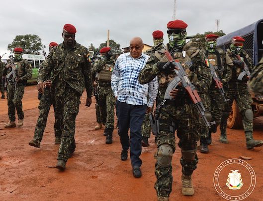 Colonel Mamadi Doumbouya, président de la transition guinéenne en compagnie de Yaya Sow, image d'archive