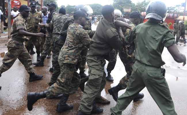 Des gendarmes intervenant le 28 septembre 2009 à Conakry