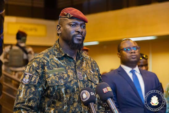 Colonel Mamadi Doumbouya, président de la transition guinéenne et son Premier Ministre, Bernard Goumou