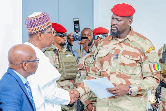 Le président de la transition colonel Mamadi Doumbouya et le médiateur de la CEDEAO Boni Yayi