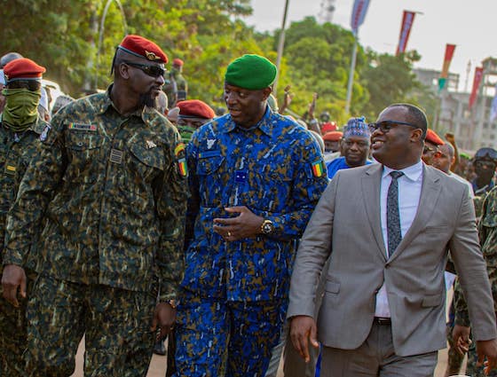 De gauche à droite, Colonel Mamadi Doumbouya, président de la transition guinéenne, Balla Samoura, haut commandant de la Gendarmerie et le Premier ministre Dr Bernard Goumou