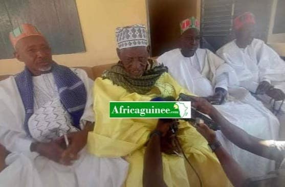 Elhadj Mamadou Bano Bah, entourés de sages du foutah