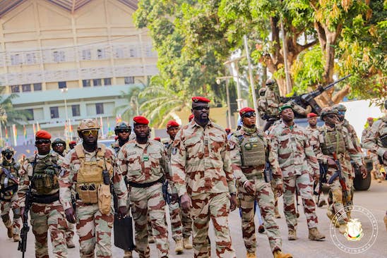 Colonel Mamadi Doumbouya, président de la transition guinéenne entouré de sa garde rapprochée