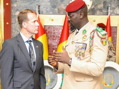 Troy Darmian Fitrell, ambassadeur des États-Unis et Mamadi Doumbouya, président de la transition guinéenne