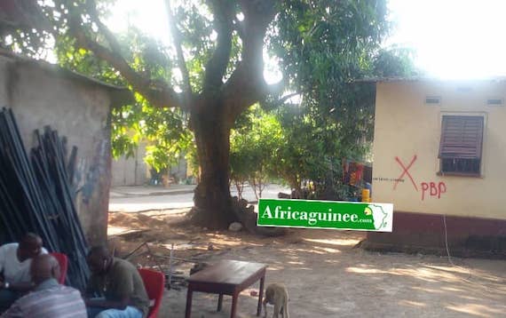 Des croix mises sur une maison à la cité Camayenne