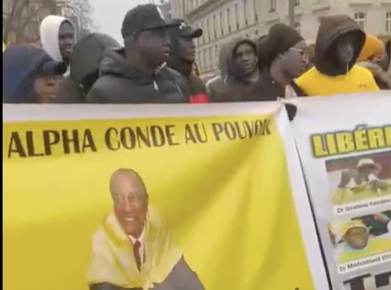 Des partisans d'Alpha Condé manifestent à Paris, capture d'écran d'une vidéo amateur