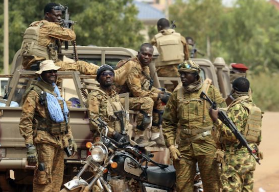 Des soldats fidèles au putchiste, le capitaine Ibrahim Traoré, devant l'Assemblée nationale après la nomination de ce dernier en tant que président de transition, le 14 octobre 2022, AFP