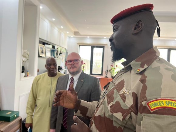 Colonel Mamadi Doumbouya et des émissaires du sénat américain