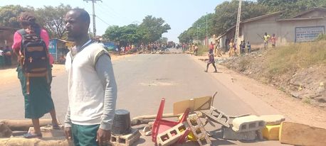 Des étudiants barricadent la route nationale à Kindia