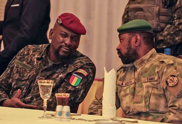 Les colonels Mamadi Doumbouya, Assimi Goita, chefs des transitions en Guinée et au Mali