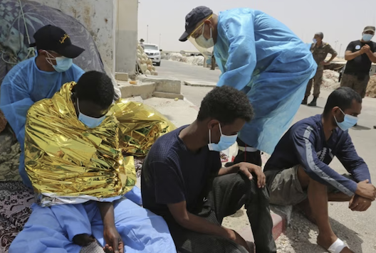 ARCHIVES - Des migrants secourus par la garde nationale tunisienne lors d'une tentative de traversée de la Méditerranée en bateau se reposent au port d'el-Ketef dans le sud de la Tunisie, près de la frontière avec la Libye, le 27 juin 2021.